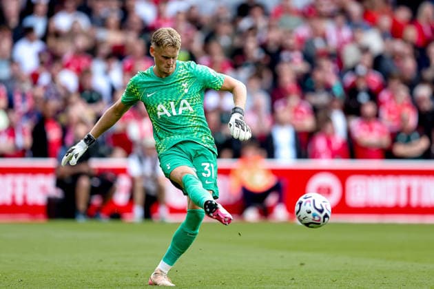 Nottingham Forest v Tottenham Hotspur, Premier League Tottenham Hotspur goalkeeper Anton’n Kinsky (31) kicks ball out during the Premier League match between Nottingham Forest and Tottenham Hotspur at the City Ground, Nottingham, UK on 5 September 2026. Nottingham City Ground Nottinghamshire UK Editorial use only DataCo restrictions apply See www.football-dataco.com , Copyright: xManjitxNarotrax PSI-24805-0107