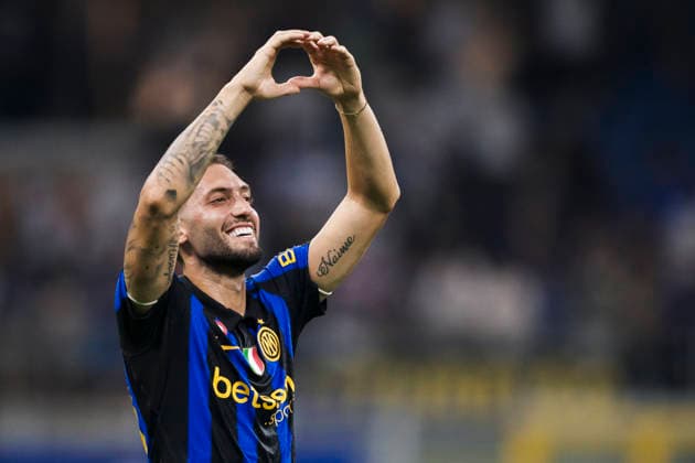 FC Internazionale v SSC Napoli - Serie A Hakan Calhanoglu of FC Internazionale celebrates the victory at the end of the Serie A football match between FC Internazionale and SSC Napoli. Milan Italy Copyright: xNicolòxCampox