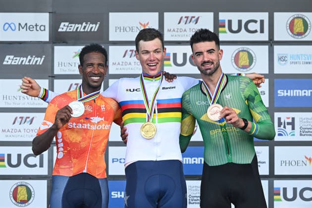 2026 UCI Para-cycling Road World Championships Picture by Mathew Wells SWpix.com - 05 09 2026 - Cycling - 2026 UCI Para-cycling Road World Championships - Huntsville, Alabama, United States of America - Men C5 Individual Time Trial (ITT) podium - Elouan Gardon (USA) wins the Gold Medal to become World Champion, Daniel Abraham Gebru (Netherlands) receiving the Silver Medal and Lauro Cesar Mouro Chaman (Brazil) receiving the Bronze Medal Huntsville Cummings Research Park United States of America Copyright: x xSWpix.comx(t axPhotographyxHubxLtd)xMathewxWells SWpix.comx SWP-3030-22861