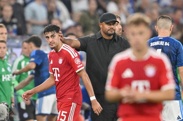 (l-r) Aleksandar Pavlovic (Bayern München), Trainer Vincent Kompany (Bayern München), klatschen ab, Auswechslung, Fussball 1. Bundesliga, 2.Spieltag, FC Schalke 04 - FC Bayern München 0:0, am 05.09.2026 in Gelsenkirchen Deutschland. DFL regulations prohibit any use of photographs as image sequences and or quasi-video Â *** l r Aleksandar Pavlovic, Bayern Munich; Coach Vincent Kompany, Bayern Munich; high-five, substitution, soccer, Bundesliga 1, Matchday 2, FC Schalke 04 vs. FC Bayern Munich 0–0, on September 5, 2026, in Gelsenkirchen, Germany. DFL regulations prohibit any use of photographs as image sequences and or quasi-video.