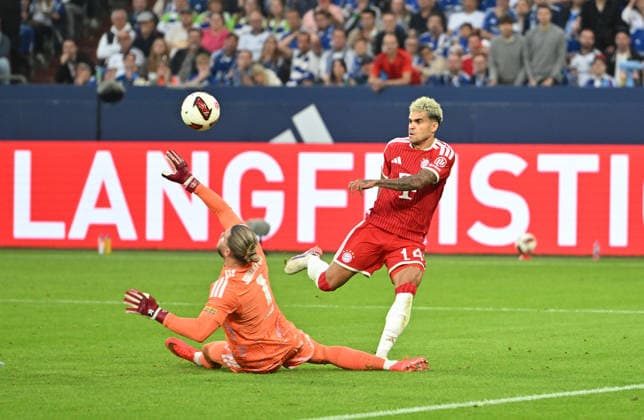 (l-r) Torwart Loris Karius (FC Schalke 04), Luis Diaz (Bayern München) Torchance, Parade, Aktion, Zweikampf, Fussball 1. Bundesliga, 2.Spieltag, FC Schalke 04 - FC Bayern München 0:0, am 05.09.2026 in Gelsenkirchen Deutschland. DFL regulations prohibit any use of photographs as image sequences and or quasi-video Â *** l r Goalkeeper Loris Karius, FC Schalke 04; Luis Diaz, Bayern Munich; scoring chance, save, action, tackle, soccer, Bundesliga 1, Matchday 2, FC Schalke 04 vs. FC Bayern Munich 0–0, on September 5, 2026, in Gelsenkirchen, Germany. DFL regulations prohibit any use of photographs as image sequences and or quasi-video.