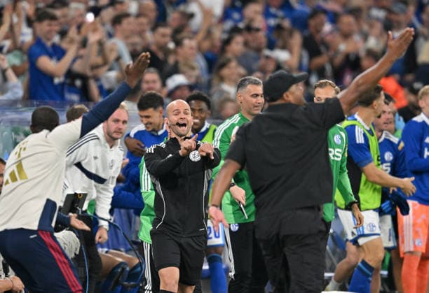 der vierte Offizieller Patrick Schwengers nach dem Schlusspfiff, vorne Trainer Vincent Kompany (Bayern München) Frust nach dem Spiel Fussball 1. Bundesliga, 2.Spieltag, FC Schalke 04 - FC Bayern München 0:0, am 05.09.2026 in Gelsenkirchen Deutschland. DFL regulations prohibit any use of photographs as image sequences and or quasi-video Â *** Fourth official Patrick Schwengers after the final whistle; in the foreground, coach Vincent Kompany. Bayern Munich’s frustration after the game. Soccer, Bundesliga 1, Matchday 2, FC Schalke 04 vs. FC Bayern Munich 0–0, on September 5, 2026, in Gelsenkirchen, Germany. DFL regulations prohibit any use of photographs as image sequences and or quasi-video.
