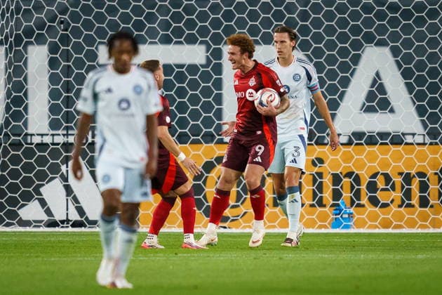 September 5, 2026, Toronto, On, Canada: Toronto FC s Josh Sargent, centre, (9) celebrates his goal against Chicago Fire FC during first half MLS, Fussball Herren, USA soccer action in Toronto, on Saturday, Sept. 5, 2026. Canada News - September 5, 2026 - ZUMAc35_ 20260905_zaf_c35_094 Copyright: xKeitoxNewmanx