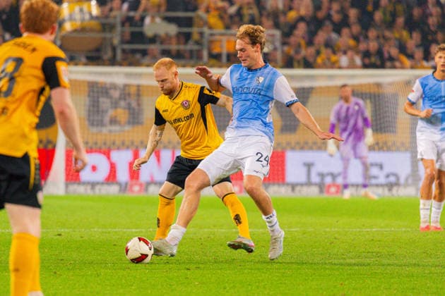 Deutschland: 2.Bundesliga, Saison 2026 2027, 05.09.2026, 4. Spieltag, SG Dynamo Dresden vs VfL Bochum, Rudolf-Harbig-Stadion : Nils Fröling (SG Dynamo Dresden, 16) im Zweikampf gegen Mats Pannewig (VfL Bochum, 24) *** Germany 2. Bundesliga, 2026–2027 Season, September 5, 2026, Matchday 4, SG Dynamo Dresden vs. VfL Bochum, Rudolf Harbig Stadium: Nils Fröling (SG Dynamo Dresden, No. 16) in a tackle against Mats Pannewig (VfL Bochum, No. 24) Copyright: xMichellexLukax
