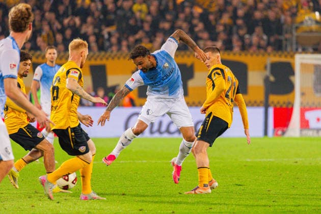 Deutschland: 2.Bundesliga, Saison 2026 2027, 05.09.2026, 4. Spieltag, SG Dynamo Dresden vs VfL Bochum, Rudolf-Harbig-Stadion : Sean Desmond Klaiber (VfL Bochum, 2) im Zweikampf gegen Tobias Raschl (SG Dynamo Dresden, 21) *** Germany 2. Bundesliga, 2026–2027 Season, September 5, 2026, Matchday 4, SG Dynamo Dresden vs. VfL Bochum, Rudolf Harbig Stadium: Sean Desmond Klaiber (VfL Bochum), No. 2, in a tackle against Tobias Raschl (SG Dynamo Dresden), No. 21 Copyright: xMichellexLukax