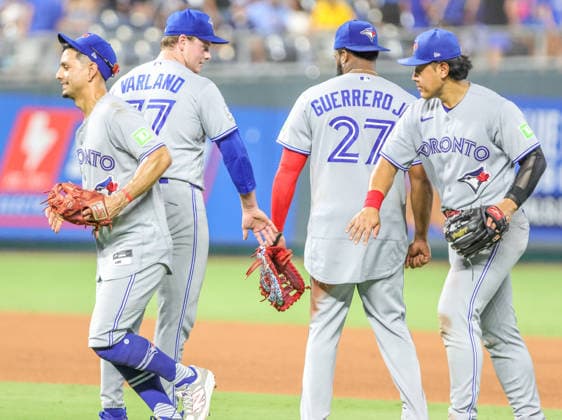 MLB, Baseball Herren, USA 2026: Blue Jays Vs Royals Sep 5th SEP 5, 2026: Toronto Blue Jays third baseman Kazuma Okamoto (7) celebrates with teammates after a win against the Kansas City Royals at Kauffman Stadium Kansas City, MO. Roman Puno CSM (Credit Image: Â Roman Puno Cal Media) Kansas City Missouri United States EDITORIAL USE ONLY Copyright: xx ZUMA-20260905_zma_c04_390.jpg RomanxPunox csmphotothree517867