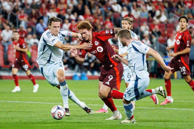 September 5, 2026, Toronto, On, Canada: Toronto FC s Josh Sargent, centre, attempts to dribble past Chicago Fire FC s Jack Elliott (3), left, during second half MLS, Fussball Herren, USA action in Toronto, on Saturday, Sept. 5, 2026. SOC-MLS-Chicago-Toronto 20260905 - ZUMAc35_ 20260905_zaf_c35_104 Copyright: xKeitoxNewmanx