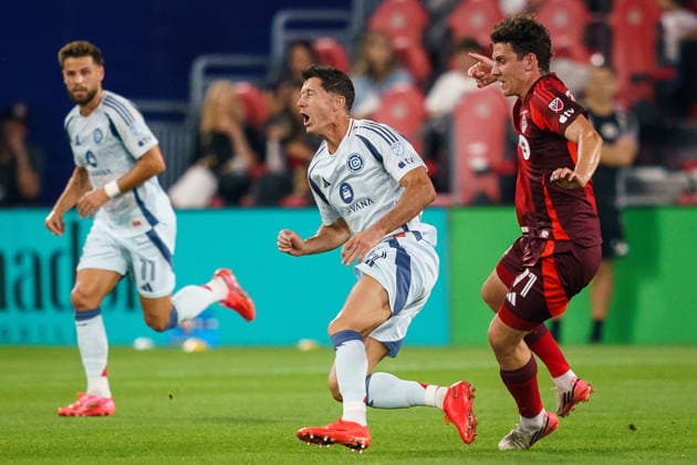 September 5, 2026, Toronto, On, Canada: Chicago Fire FC s Robert Lewandowski (9) is tripped by Toronto FC s Markus Cimermancic (71) during first half MLS, Fussball Herren, USA action in Toronto, on Saturday, Sept. 5, 2026. SOC-MLS-Chicago-Toronto 20260905  - ZUMAc35_ 20260905_zaf_c35_106 Copyright: xKeitoxNewmanx