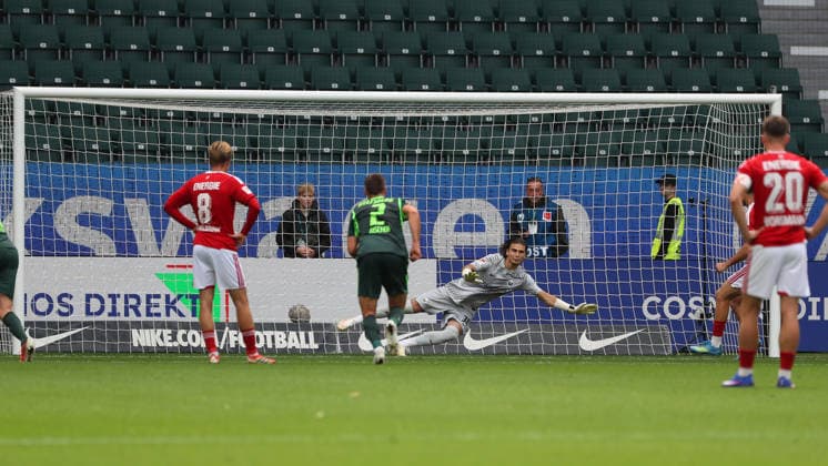 VfL vs. Cottbus, 2. BL Wolfsburg, 05.09.2026, Fußball, Herren, 2. BL, Saison 2026 2027, VfL Wolfsburg vs. FC Energie Cottbus: Tolcay Cigerci (Cottbus) trifft nach Elfmeter zum 3:3, Torwart Jakub Zielinski (VfL Wolfsburg) (DFL DFB REGULATIONS PROHIBIT ANY USE OF PHOTOGRAPHS as IMAGE SEQUENCES and or QUASI-VIDEO) Volkswagen Arena Niedersachsen Deutschland *** VfL vs. Cottbus, 2. Bundesliga, Wolfsburg, September 5, 2026, Soccer, Men’s, 2. Bundesliga, 2026–2027 Season, VfL Wolfsburg vs. FC Energie Cottbus; Tolcay Cigerci of Cottbus scores on a penalty kick to tie the game at 3–3, Goalkeeper Jakub Zielinski, VfL Wolfsburg. DFL and DFB regulations prohibit any use of photographs as image sequences and or quasi-video. Volkswagen Arena, Lower Saxony, Germany