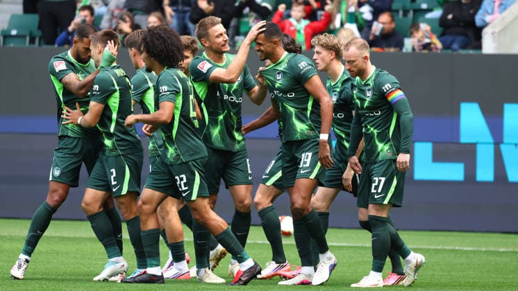 VfL vs. Cottbus, 2. BL Wolfsburg, 05.09.2026, Fußball, Herren, 2. BL, Saison 2026 2027, VfL Wolfsburg vs. FC Energie Cottbus: Robert Glatzel (VfL Wolfsburg) jubelt mit Mannschaftskollegen nach seinem Elfmetertor zum 1:0 (DFL DFB REGULATIONS PROHIBIT ANY USE OF PHOTOGRAPHS as IMAGE SEQUENCES and or QUASI-VIDEO) Volkswagen Arena Niedersachsen Deutschland *** VfL vs. Cottbus, 2. Bundesliga Wolfsburg, September 5, 2026, Soccer, Men s, 2. Bundesliga, 2026–2027 Season, VfL Wolfsburg vs. FC Energie Cottbus: Robert Glatzel of VfL Wolfsburg celebrates with his teammates after scoring a penalty kick to make it 1–0. DFL and DFB regulations prohibit any use of photographs as image sequences and or quasi-video. Volkswagen Arena, Lower Saxony Germany