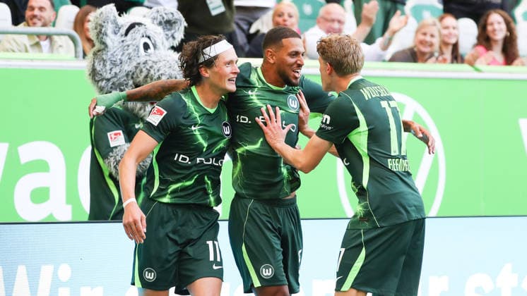 VfL vs. Cottbus, 2. BL Wolfsburg, 05.09.2026, Fußball, Herren, 2. BL, Saison 2026 2027, VfL Wolfsburg vs. FC Energie Cottbus: Vinicius Vini Souza (VfL Wolfsburg) jubelt mit Fabian Reese (VfL Wolfsburg), Alexander Bernhardsson (VfL Wolfsburg) nach seinem Tor zum 2:0 (DFL DFB REGULATIONS PROHIBIT ANY USE OF PHOTOGRAPHS as IMAGE SEQUENCES and or QUASI-VIDEO) Volkswagen Arena Niedersachsen Deutschland *** VfL vs. Cottbus, 2nd Bundesliga, Wolfsburg, September 5, 2026, Soccer, Men s, 2nd Bundesliga, 2026–2027 Season, VfL Wolfsburg vs. FC Energie Cottbus: Vinicius Vini Souza of VfL Wolfsburg celebrates with Fabian Reese of VfL Wolfsburg, Alexander Bernhardsson of VfL Wolfsburg after scoring the 2–0 goal. DFL and DFB regulations prohibit any use of photographs as image sequences and or quasi-video. Volkswagen Arena, Lower Saxony, Germany