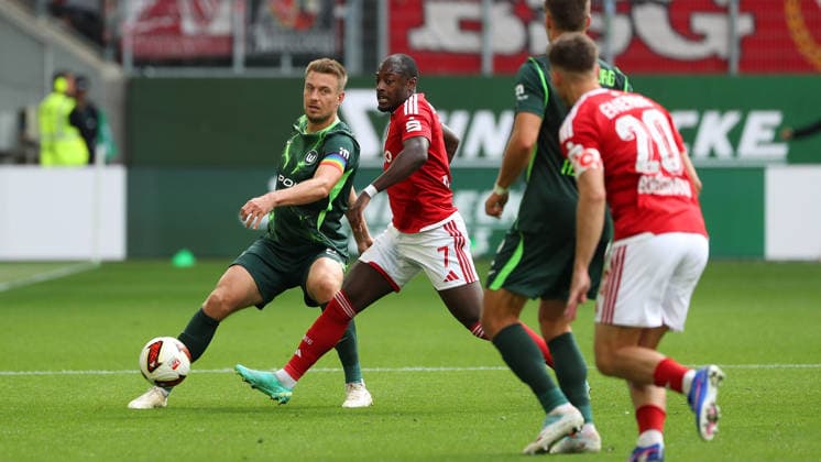 VfL vs. Cottbus, 2. BL Wolfsburg, 05.09.2026, Fußball, Herren, 2. BL, Saison 2026 2027, VfL Wolfsburg vs. FC Energie Cottbus: Hauke Wahl (VfL Wolfsburg), Christian Kinsombi (Cottbus) (DFL DFB REGULATIONS PROHIBIT ANY USE OF PHOTOGRAPHS as IMAGE SEQUENCES and or QUASI-VIDEO) Volkswagen Arena Niedersachsen Deutschland *** VfL vs. Cottbus, 2. Bundesliga Wolfsburg, September 5, 2026, Soccer, Men s, 2. Bundesliga, 2026–2027 Season, VfL Wolfsburg vs. FC Energie Cottbus; Hauke Wahl (VfL Wolfsburg), Christian Kinsombi (Cottbus); DFL and DFB regulations prohibit any use of photographs as image sequences and or quasi-video; Volkswagen Arena, Lower Saxony, Germany