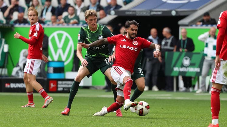 VfL vs. Cottbus, 2. BL Wolfsburg, 05.09.2026, Fußball, Herren, 2. BL, Saison 2026 2027, VfL Wolfsburg vs. FC Energie Cottbus: Alexander Bernhardsson (VfL Wolfsburg), Leonardo Bittencourt (Cottbus) (DFL DFB REGULATIONS PROHIBIT ANY USE OF PHOTOGRAPHS as IMAGE SEQUENCES and or QUASI-VIDEO) Volkswagen Arena Niedersachsen Deutschland *** VfL vs. Cottbus, 2nd Bundesliga, Wolfsburg, September 5, 2026, Soccer, Men s, 2nd Bundesliga, 2026–2027 Season, VfL Wolfsburg vs. FC Energie Cottbus Alexander Bernhardsson (VfL Wolfsburg), Leonardo Bittencourt (Cottbus) DFL DFB regulations prohibit any use of photographs as image sequences and or quasi-video Volkswagen Arena, Lower Saxony, Germany