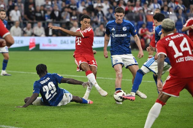 Junior Dina Ebimbe (FC Schalke 04), Jamal Musiala (Bayern Muenchen), Robin Gosens (FC Schalke 04), v.li. 05.09.2026, Fussball 1. Bundesliga, Saison 2026 2027, 2. Spieltag, FC Schalke 04 - FC Bayern München 0:0 DFL regulations prohibit any use of photographs as image sequences and or quasi-video Gelsenkirchen Veltins Arena Nordrhein Westfalen Deutschland *** Junior Dina Ebimbe, FC Schalke 04; Jamal Musiala, Bayern Munich; Robin Gosens, FC Schalke 04; from left, September 5, 2026; Soccer, 1. Bundesliga, 2026–2027 season; Matchday 2, FC Schalke 04 vs. FC Bayern Munich 0–0. DFL regulations prohibit any use of photographs as image sequences and or quasi-video. Gelsenkirchen, Veltins Arena, North Rhine-Westphalia, Germany Team2