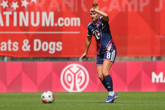 Mainz, Deutschland 05. September 2026: 1. BL Frauen - 2026 2027 - Sp. 3 - 1. FSV Mainz 05 gegen 1. FC Köln Im Bild: Laura Vogt (1. FC) bei der Ausführung eines Freistoßes. DFL DFB regulations prohibit any use of photographs as image sequences and or quasi-video Bruchwegstadion Rheinland - Pfalz *** Mainz, Germany September 5, 2026 1st Bundesliga Women 2026–2027 Matchday 3 1 FSV Mainz 05 vs. 1 FC Köln Pictured: Laura Vogt of 1 FC taking a free kick. DFL and DFB regulations prohibit any use of photographs as image sequences and or quasi-video Bruchweg Stadium, Rhineland-Palatinate Copyright: xFotostandx xRacochax