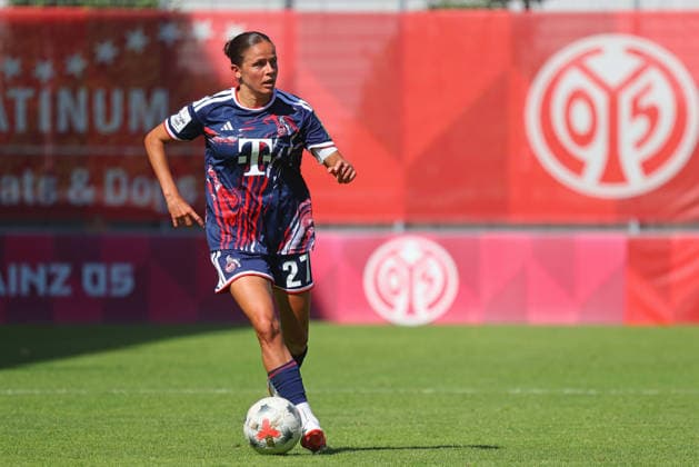 Mainz, Deutschland 05. September 2026: 1. BL Frauen - 2026 2027 - Sp. 3 - 1. FSV Mainz 05 gegen 1. FC Köln Im Bild: Laura Feiersinger (1. FC) durchquert unbedrängt das Mittelfeld und hält nach einer Anspielstation Ausschau. DFL DFB regulations prohibit any use of photographs as image sequences and or quasi-video Bruchwegstadion Rheinland - Pfalz *** Mainz, Germany, September 5, 2026, 1st Bundesliga Women 2026–2027, Matchday 3: FSV Mainz 05 vs. 1. FC Köln. Pictured: Laura Feiersinger of 1. FC Köln crosses the midfield unchallenged and looks for a passing option. DFL and DFB regulations prohibit any use of photographs as image sequences and or quasi-video. Bruchwegstadion, Rhineland-Palatinate Copyright: xFotostandx xRacochax