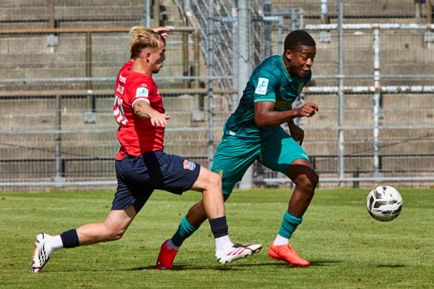 Bavarian Regional League, SpVgg Unterhaching vs. FC Augsburg, SpVgg Unterhaching, SpVgg Unterhaching I, FC Augsburg, Augsburg FC II, September 5, 2026, in Munich, Unterhaching, Alpenbauer Sportpark, Unterhaching; Andy Breuer, SpVgg Unterhaching, left defender No. 26 (UHG26), ATEMKENG ATEMKENG Junior FC Augsburg II Center Back No. 5 FCAII5 Sportworld Munich, Unterhaching, Alpenbauer Sportpark, Unterhaching, Bavaria, Germany