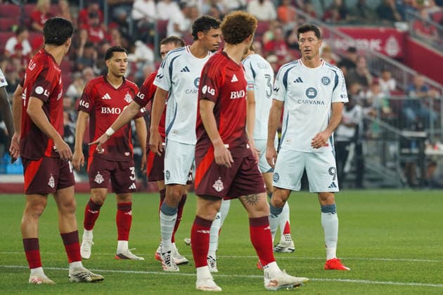 Toronto FC v Chicago Fire FC - MLS, Fussball Herren, USA Robert Lewandowski 09 of Chicago Fire FC awaits for a corner kick during the Major League Soccer Match between Toronto FC and Chicago Fire FC at BMO Field Stadium. on September 5, 2026 in Toronto, Canada. (Photo by Leonardo Ramirez Eyepix Group) Copyright: xLeonardoxRamirezx xEyepixxGroupx LR05092026-08269