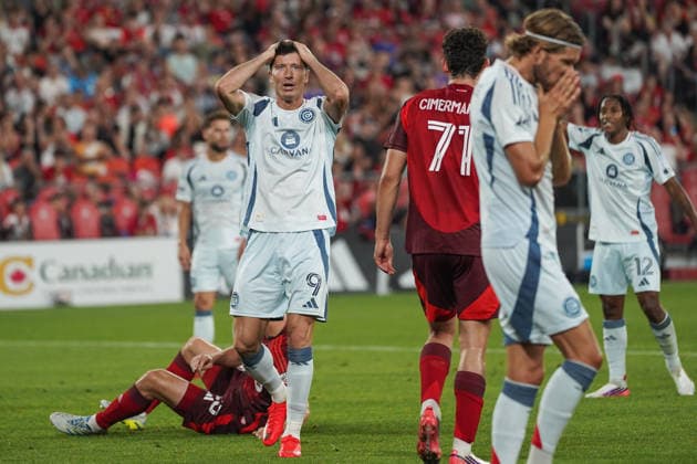 Toronto FC v Chicago Fire FC - MLS, Fussball Herren, USA Robert Lewandowski 09 of Chicago Fire FC reacts after missing a goal opportunity during the Major League Soccer Match between Toronto FC and Chicago Fire FC at BMO Field Stadium. on September 5, 2026 in Toronto, Canada. (Photo by Leonardo Ramirez Eyepix Group) Copyright: xLeonardoxRamirezx xEyepixxGroupx LR05092026-08758