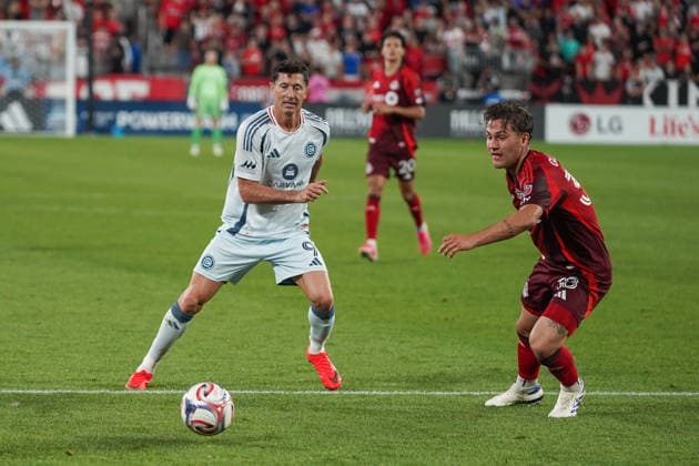 Toronto FC v Chicago Fire FC - MLS, Fussball Herren, USA Robert Lewandowski 09 of Chicago Fire FC and Jackson Gilman 38 of Toronto FC battle for the ball during the Major League Soccer Match between Toronto FC and Chicago Fire FC at BMO Field Stadium. on September 5, 2026 in Toronto, Canada. (Photo by Leonardo Ramirez Eyepix Group) Copyright: xLeonardoxRamirezx xEyepixxGroupx LR05092026-09359