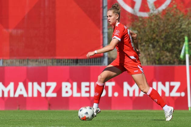 Mainz, Deutschland 05. September 2026: 1. BL Frauen - 2026 2027 - Sp. 3 - 1. FSV Mainz 05 gegen 1. FC Köln Im Bild: Saskia Matheis (FSV) dribbelt mit enger Ballführung durchs Mittelfeld. DFL DFB regulations prohibit any use of photographs as image sequences and or quasi-video Bruchwegstadion Rheinland - Pfalz *** Mainz, Germany September 5, 2026 Women s Bundesliga 2026–2027 Matchday 3: FSV Mainz 05 vs. 1. FC Köln Pictured: Saskia Matheis of FSV dribbles through the midfield with tight ball control. DFL and DFB regulations prohibit any use of photographs as image sequences and or quasi-video. Bruchwegstadion, Rhineland-Palatinate Copyright: xFotostandx xRacochax