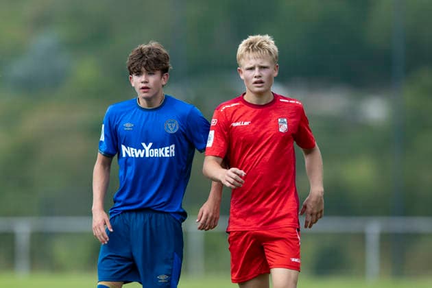 U17 DFB Youth League Preliminary Round Group H FC Rot Weiß Erfurt vs. Eintracht Braunschweig Erfurt, September 5, 2026; Tom Leonhard Kunze (10), Eintracht Braunschweig U17, vs. Hugo Richter (11), FC Rot Weiß Erfurt U17; U17 DFB YouthLeague Preliminary Round Group H FC Rot-Weiß Erfurt vs. Eintracht Braunschweig Main Field, Cyriaksgebreite, Erfurt, September 5, 2026 DFB regulations prohibit any use of photographs as image sequences and or quasi-video Copyright: xBEAUTIFULxSPORTS Duehringx