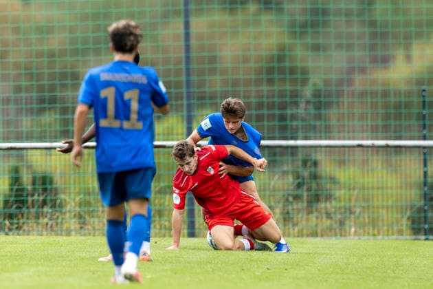 U17 DFB Youth League Preliminary Round Group H FC Rot Weiß Erfurt vs. Eintracht Braunschweig Erfurt, September 5, 2026 Tim Kroßner 4 (FC Rot Weiß Erfurt U17) vs. Joshua Niemeyer 17 (Eintracht Braunschweig U17) U17 DFB YouthLeague Preliminary Round Group H FC Rot-Weiß Erfurt vs. Eintracht Braunschweig Main Field, Cyriaksgebreite, Erfurt September 5, 2026 DFB REGULATIONS PROHIBIT ANY USE OF PHOTOGRAPHS AS IMAGE SEQUENCES AND OR QUASI-VIDEO Copyright: xBEAUTIFULxSPORTS Duehringx