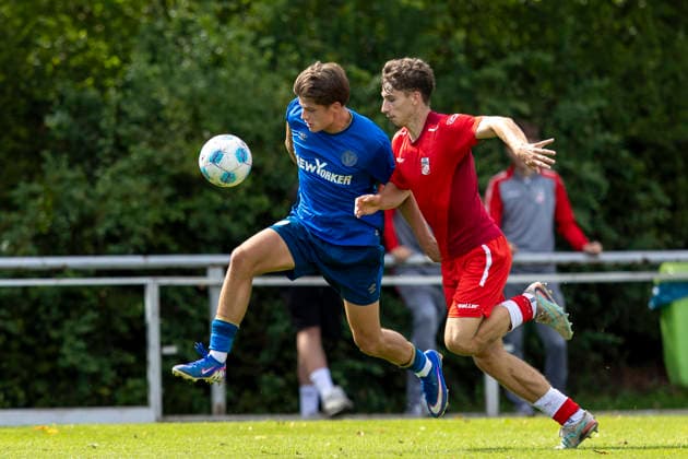 U17 DFB Youth League Preliminary Round Group H FC Rot Weiß Erfurt vs. Eintracht Braunschweig Erfurt, September 5, 2026 Joshua Niemeyer (17), Eintracht Braunschweig U17, vs. Tim Kroßner (4), FC Rot Weiß Erfurt U17 U17 DFB YouthLeague Preliminary Round Group H FC Rot-Weiß Erfurt vs. Eintracht Braunschweig Main Field, Cyriaksgebreite, Erfurt, September 5, 2026 DFB REGULATIONS PROHIBIT ANY USE OF PHOTOGRAPHS AS IMAGE SEQUENCES AND OR QUASI-VIDEO Copyright: xBEAUTIFULxSPORTS Duehringx