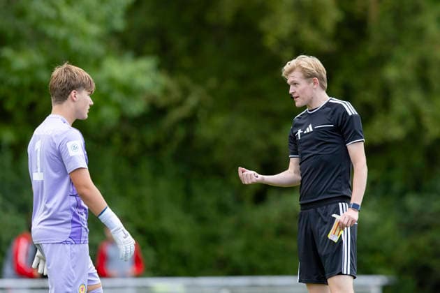 U17 DFB Youth League Preliminary Round Group H FC Rot-Weiß Erfurt vs. Eintracht Braunschweig Erfurt, September 5, 2026; Lenn Rüger (1), Eintracht Braunschweig U17, and Paul Behlau, Referee; U17 DFB Youth League Preliminary Round Group H FC Rot Weiß Erfurt vs. Eintracht Braunschweig Main Field, Cyriaksgebreite, Erfurt, September 5, 2026. DFB regulations prohibit any use of photographs as image sequences and or quasi-video. Copyright: xBEAUTIFULxSPORTS Duehringx