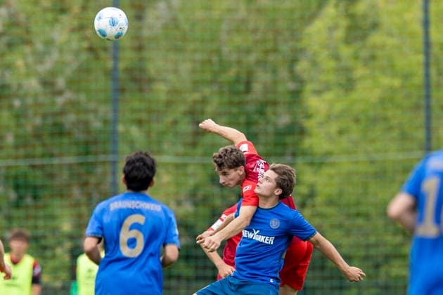 U17 DFB Youth League Preliminary Round Group H FC Rot Weiß Erfurt vs. Eintracht Braunschweig Erfurt, September 5, 2026 Joshua Niemeyer (17), Eintracht Braunschweig U17, vs. Tim Kroßner (4), FC Rot Weiß Erfurt U17 U17 DFB YouthLeague Preliminary Round Group H FC Rot Weiß Erfurt vs. Eintracht Braunschweig Main Field, Cyriaksgebreite, Erfurt September 5, 2026 DFB REGULATIONS PROHIBIT ANY USE OF PHOTOGRAPHS AS IMAGE SEQUENCES AND OR QUASI-VIDEO Copyright: xBEAUTIFULxSPORTS Duehringx