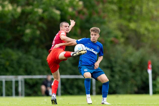 U17 DFB Youth League Preliminary Round Group H FC Rot Weiß Erfurt vs. Eintracht Braunschweig Erfurt, September 5, 2026 John Vincent Schultz 13 (FC Rot Weiß Erfurt U17) vs. Evan William Specht 15 (Eintracht Braunschweig U17) U17 DFB YouthYouth League Preliminary Round Group H FC Rot Weiß Erfurt vs. Eintracht Braunschweig Main Field, Cyriaksgebreite, Erfurt September 5, 2026 DFB REGULATIONS PROHIBIT ANY USE OF PHOTOGRAPHS AS IMAGE SEQUENCES AND OR QUASI-VIDEO Copyright: xBEAUTIFULxSPORTS Duehringx