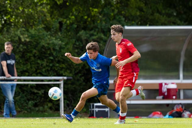 U17 DFB Youth League Preliminary Round Group H FC Rot Weiß Erfurt vs. Eintracht Braunschweig Erfurt, September 5, 2026 Joshua Niemeyer (17), Eintracht Braunschweig U17, vs. Tim Kroßner (4), FC Rot Weiß Erfurt U17 U17 DFB YouthLeague Preliminary Round Group H FC Rot-Weiß Erfurt vs. Eintracht Braunschweig Main Field, Cyriaksgebreite, Erfurt, September 5, 2026 DFB REGULATIONS PROHIBIT ANY USE OF PHOTOGRAPHS AS IMAGE SEQUENCES AND OR QUASI-VIDEO Copyright: xBEAUTIFULxSPORTS Duehringx