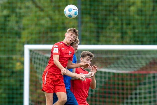 U17 DFB Youth League Preliminary Round Group H FC Rot Weiß Erfurt vs. Eintracht Braunschweig Erfurt, September 5, 2026 Tim Göbel 8 (FC Rot Weiß Erfurt U17) on the left and Tim Kroßner 4 (FC Rot Weiß Erfurt U17) on the right against Philip Heyer 20 (Eintracht Braunschweig)racht Braunschweig U17 U17 DFB Youth League Preliminary Round Group H FC Rot Weiß Erfurt vs. Eintracht Braunschweig Main Field, Cyriaksgebreite, Erfurt September 5, 2026 DFB REGULATIONS PROHIBIT ANY USE OF PHOTOGRAPHS AS IMAGE SESEQUENCES AND OR QUASI-VIDEO Copyright: xBEAUTIFULxSPORTS Duehringx