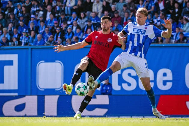 Soccer, 3rd Division: Hansa Rostock vs. SV Wehen Wiesbaden, 05 09 26, Moritz Flotho (SVWW), Florian Carstens (Hansa),