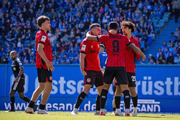 Soccer, 3rd Division: Hansa Rostock vs. SV Wehen Wiesbaden, September 5, 2009—Celebrations after Simon Stehle s late equalizer for SVWW,