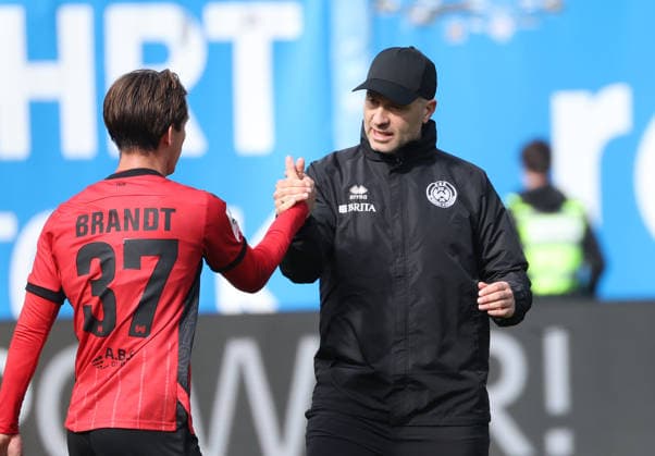 FC Hansa Rostock vs. SV Wehen Wiesbaden, Rostock, September 5, 2026, Soccer 3rd Division, FC Hansa Rostock, SV Wehen Wiesbaden, Coach Daniel Scherning of SV Wehen Wiesbaden speaking with Max Brandt of SV Wehen Wiesbaden after the game, Rostock, Ostseestadion, Mecklenburg-Western Pomerania, Germany