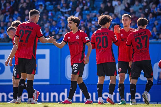 Soccer, 3rd Division: Hansa Rostock vs. SV Wehen Wiesbaden, September 5, 2026. Right in the thick of it after the lucky draw in Rostock: Raul Paula (SVWW),