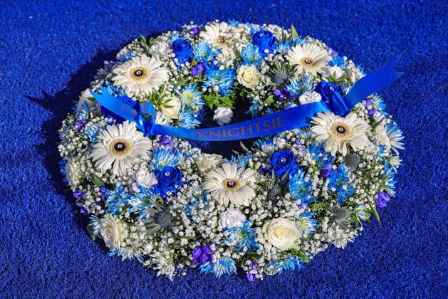 Portsmouth v Cardiff City Sky Bet Championship Detail view of a wreath in tribute of Portsmouth goalkeeper goalkeeper Alan Knight before the Sky Bet Championship match at Fratton Park, Portsmouth 05 09 2026 UK Newspapers OUT Copyright: xNeilxHolmesx FIL-23900-0021