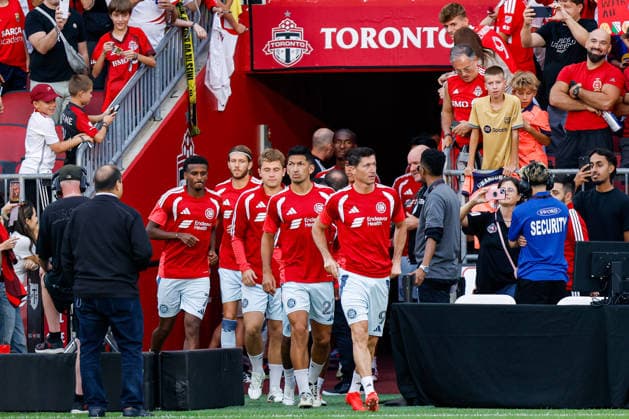 Toronto FC v Chicago Fire Robert Lewandowski 9 of Chicago Fire FC leads the team into a warm-up session during a Major League Soccer game between Toronto FC and Chicago Fire at BMO Field in Toronto, Ontario, Canada, on September 5, 2026. Toronto Ontario Canada  Copyright: xIndrawanxKumalax originalFilename:kumala-majorlea260905_np3r9.jpg
