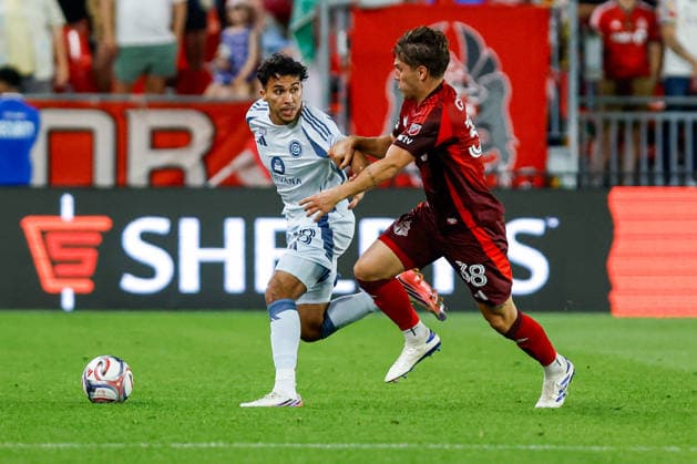 Toronto FC v Chicago Fire Johan Gomez 18 of Chicago Fire FC (L) competes for the ball against Jackson Gilman 38 (R) of Toronto FC during a Major League Soccer game at BMO Field in Toronto, Ontario, Canada, on September 5, 2026. Toronto Ontario Canada  Copyright: xIndrawanxKumalax originalFilename:kumala-majorlea260905_npnWc.jpg