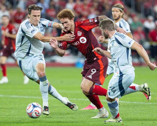 (260906) -- TORONTO, Sept. 6, 2026 -- Josh Sargent (2nd L) of Toronto FC vies with Jack Elliott (L) of Chicago Fire FC during the 2026 Major League Soccer MLS, Fussball Herren, USA regular season match between Toronto FC and Chicago Fire FC at BMO Field in Toronto, Canada, Sept. 5, 2026. (Photo by Xinhua) (SP) CANADA-TORONTO-SOCCER-MLS-TORONTO FC VS CHICAGO FIRE FC ZouxZheng 