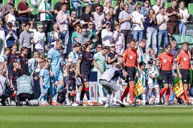 GRONINGEN - FC Twente players walk onto the pitch ahead of the Eredivisie match between FC Groningen and FC Twente at the Euroborg on September 6, 2026, in Groningen, the Netherlands. MARCEL TER BALS ANP Eredivisie 2026 27 xVIxANPxSportx xMarcelxterxBalsxIVx 567354538 originalFilename: 567354538.jpg