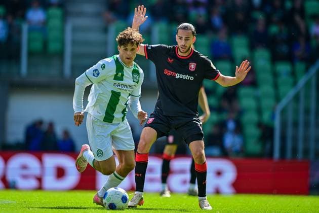 GRONINGEN , 06-09Ã2026 , Stadium Euroborg , season 2026 2027 , Dutch Eredivisie football , match between FC Groningen and FC Twente , picture shows Twente player Ramiz Zerrouki and Groningen player Thom van Bergen Groningen - Twente  x206570654x Copyright:
