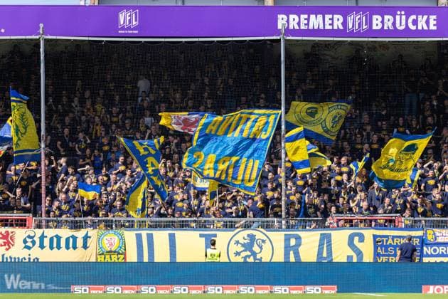 Der Gaesteblock mit Fans von Eintracht Braunschweig macht bereits 60 Minuten vor Anpfiff Stimmung GER, VfL Osnabrueck vs. Eintracht Braunschweig, Fussball, 2. Bundesliga, 4. Spieltag, Spielzeit 2026 2027, 06.09.2026 DFL Regulations prohibit any use of photographers as image sequences and or quasi-video. GER, VfL Osnabrueck vs. Eintracht Braunschweig, Fussball, 2. Bundesliga, 4. Spieltag, Spielzeit 2026 2027, 06.09.2026 Osnabrueck *** The visitors section, filled with Eintracht Braunschweig fans, is already creating a lively atmosphere 60 minutes before kickoff. GER, VfL Osnabrück vs. Eintracht Braunschweig, Soccer, 2. Bundesliga, Matchday 4, 2026–2027 season, September 6, 2026 DFL regulations prohibit any use of photographs as image sequences and or quasi-video GER, VfL Osnabrück vs. Eintracht Braunschweig, Soccer, 2. Bundesliga, Matchday 4, 2026–2027 season, September 6, 2026, Osnabrück Copyright: xEibner-Pressefoto JanxRollingerx EP_JSK