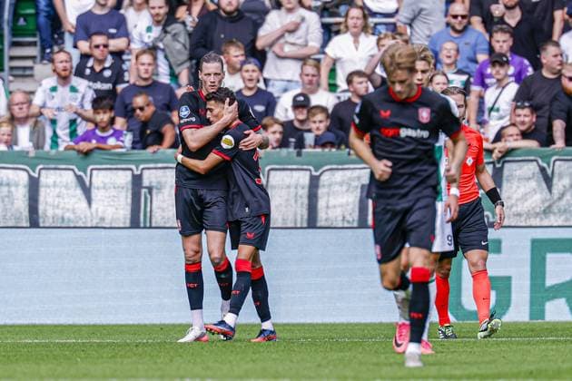 GRONINGEN - Wout Weghorst of FC Twente celebrates his team s second goal with his teammates during the Eredivisie match between FC Groningen and FC Twente at the Euroborg on September 6, 2026, in Groningen, the Netherlands. MARCEL TER BALS ANP Eredivisie 2026 27 xVIxANPxSportx xMarcelxterxBalsxIVx 567357388 originalFilename: 567357388.jpg