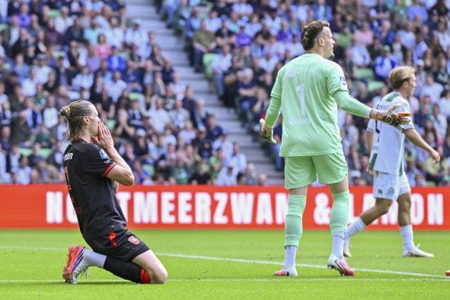 GRONINGEN - (lr) Wout Weghorst of FC Twente reacts after a missed shot on goal, FC Groningen goalkeeper Etienne Vaessen during the Dutch Eredivisie match between FC Groningen and FC Twente at the Euroborg stadium on September 6, 2026 in Groningen, the Netherlands. COR LASKER ANP Eredivisie 2026 27 xVIxANPxSportx xxANPxIVx 567357842 originalFilename: 567357842.jpg