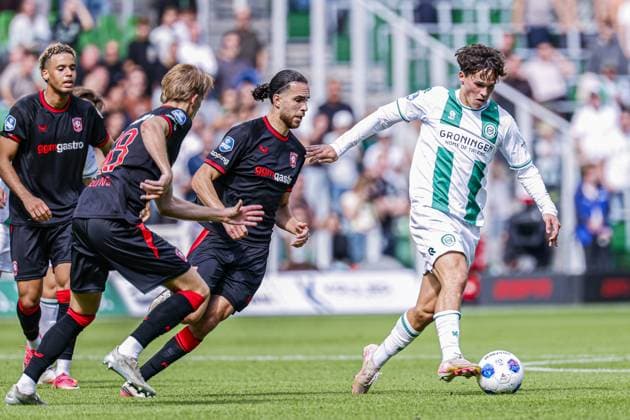 GRONINGEN - Thom van Bergen of FC Groningen battles for possession with Ramiz Zerrouki of FC Twente during the Eredivisie match between FC Groningen and FC Twente at the Euroborg on 06 September 2026 in Groningen, the Netherlands. MARCEL TER BALS ANP Eredivisie 2026 27 xVIxANPxSportx xMarcelxterxBalsxIVx 567358098 originalFilename: 567358098.jpg