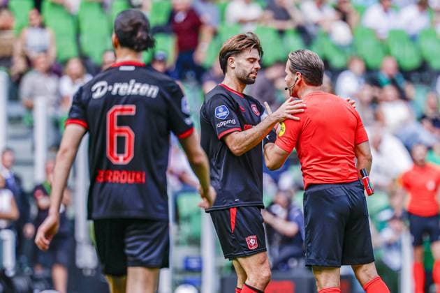 GRONINGEN - Robin Propper of FC Twente in conversation with referee Danny Makkelie during the Eredivisie match between FC Groningen and FC Twente at the Euroborg on 06 September 2026 in Groningen, the Netherlands. MARCEL TER BALS ANP Eredivisie 2026 27 xVIxANPxSportx xMarcelxterxBalsxIVx 567358109 originalFilename: 567358109.jpg