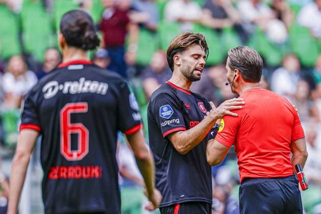 GRONINGEN - Robin Propper of FC Twente in conversation with referee Danny Makkelie during the Eredivisie match between FC Groningen and FC Twente at the Euroborg on 06 September 2026 in Groningen, the Netherlands. MARCEL TER BALS ANP Eredivisie 2026 27 xVIxANPxSportx xMarcelxterxBalsxIVx 567358113 originalFilename: 567358113.jpg