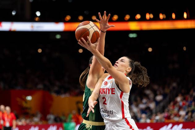Sevgi Uzun (Turkey), No. 02, on a layup; Alex Fowler (Australia), No. 23; GER, Turkey vs. Australia, basketball, 2026 FIBA Women’s World Cup, group stage, Matchday 2, September 6, 2026, GER, Turkey vs. Australia, basketball, 2026 FIBA Women’s World Cup, group stage, Match Day 2, September 6, 2026, Berlin Copyright: xEibner-Pressefoto MaxxVincenx EP_MVN